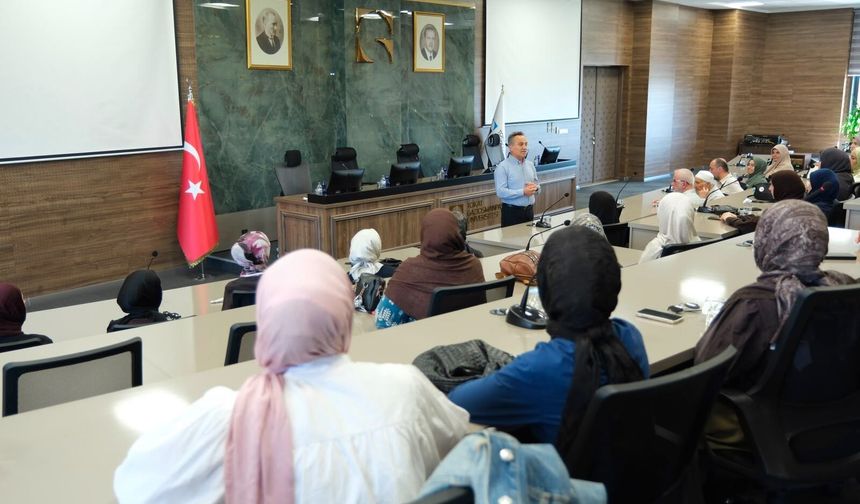 REKTÖR YILMAZ İLAHİYAT ÖĞRENCİLERİNİ AĞIRLADI