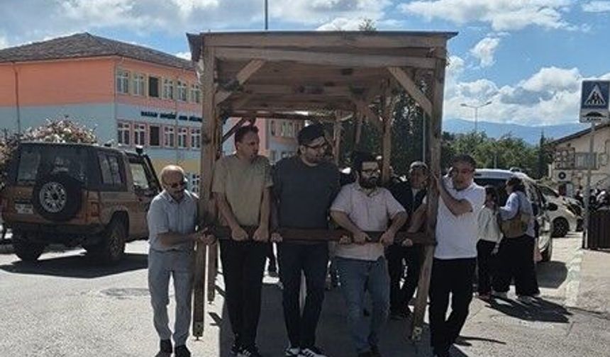 Öğretmenler kamelyayı, yıkılacak okulun bahçesinden yeni okulun bahçesine elleriyle taşıdı