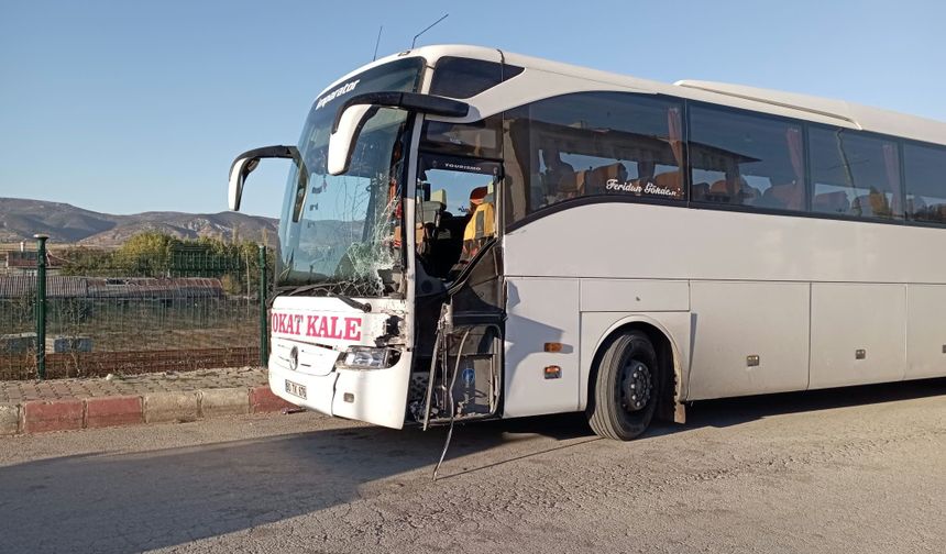 Tokat’ta otobüs ile traktör çarpıştı: 1 yaralı