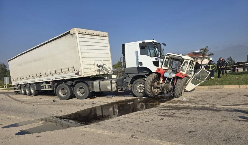 Tokat'ta tır traktörle çarpıştı: 2 ölü, 1 yaralı