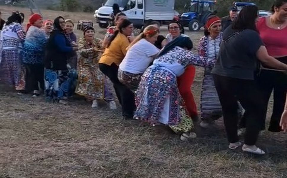 İp çekme yarışmasına Tokatlı kadınlar damga vurdu