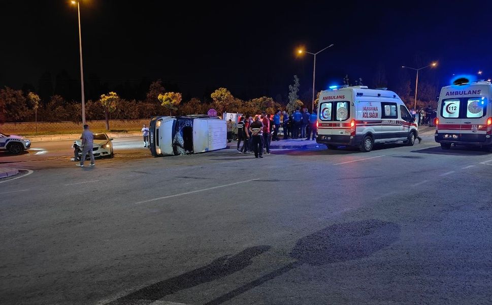 Otomobille çarpışan minibüs yan yattı: 9 yaralı