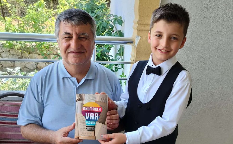 Yazar Turan Yalçın, Sünnet Hediyesi Olarak “Okumakla Var Oldum” Kitabını Takdim Etti