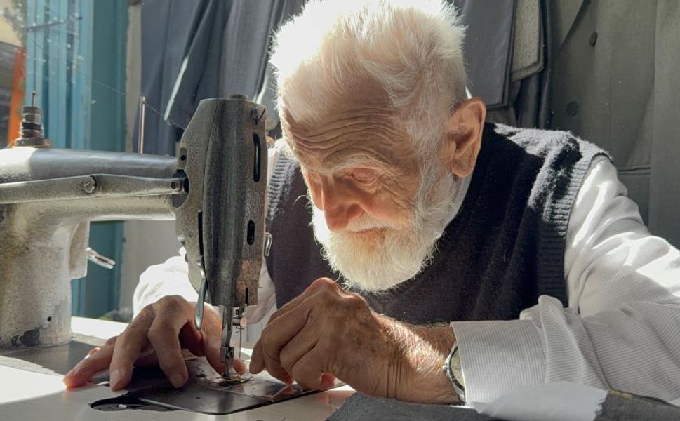 Zile'de 89 Yaşındaki Usta Terzi, 75 Yıldır Gözlüksüz Dikiş Yapıyor