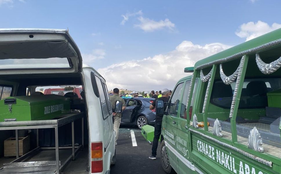 Tokat’ta iki otomobil kafa kafaya çarpıştı: 4 ölü, 1’i ağır 2 yaralı