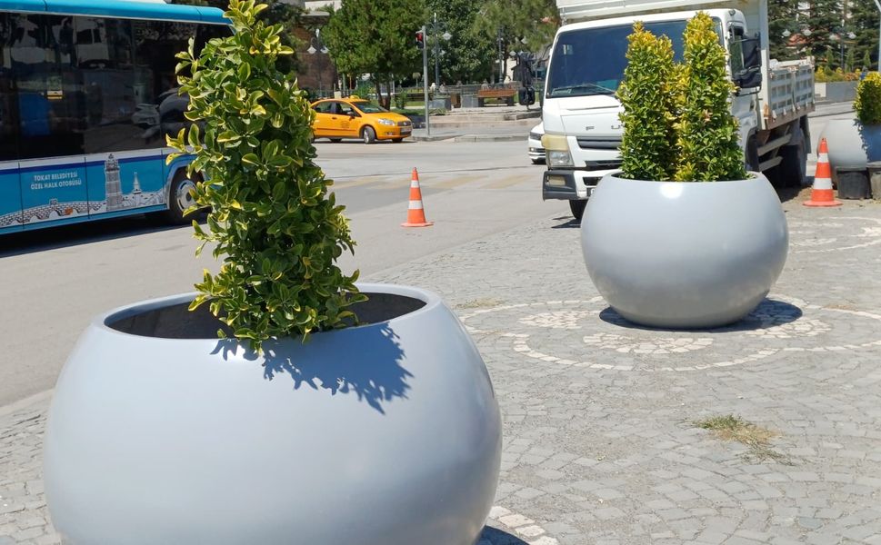 Tokat Belediyesi, Cumhuriyet Meydanı'ndaki kaldırım saksılarını değiştiriyor