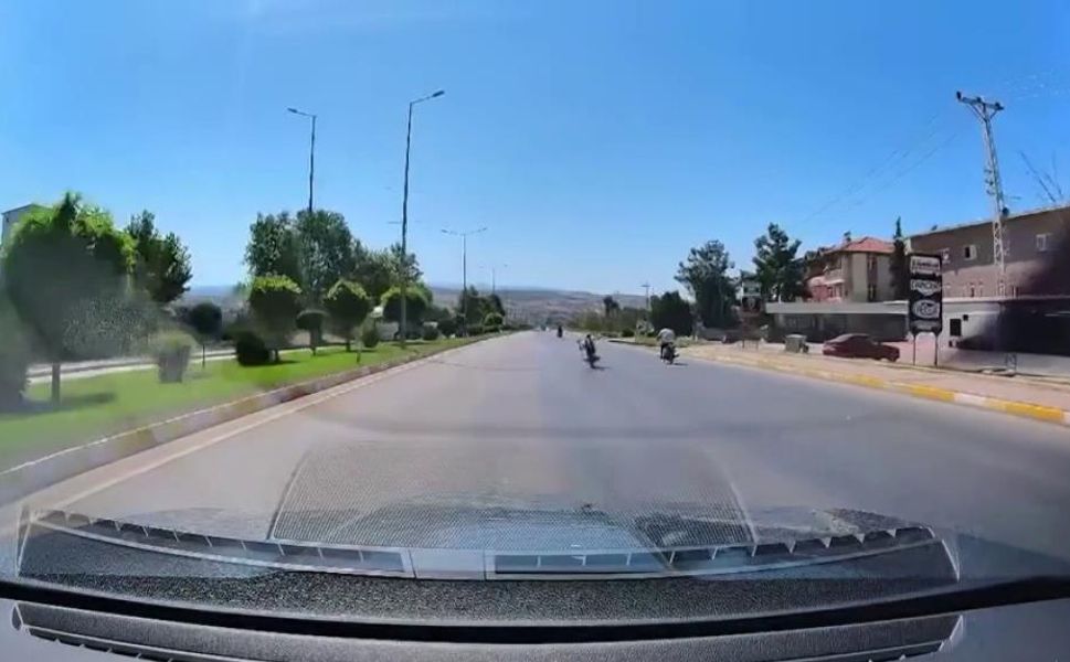 Motosikletlerle trafikte akrobasi yapan 2 kişiye para cezası
