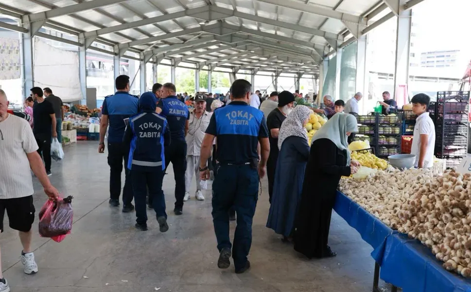 Tokat Belediyesi Zabıta Ekipleri Kapalı Pazar Yeri'nde Sıkı Denetim Gerçekleştirdi