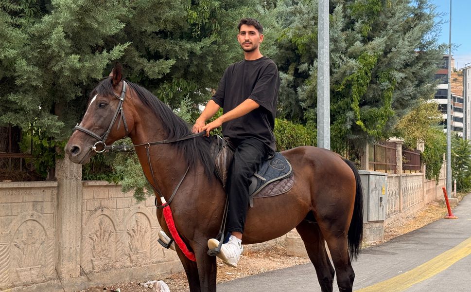 Tokat’ta Sürücü Adayı Ehliyet Sınavına Atıyla Hazırlandı, Parkuru Hatasız Tamamladı
