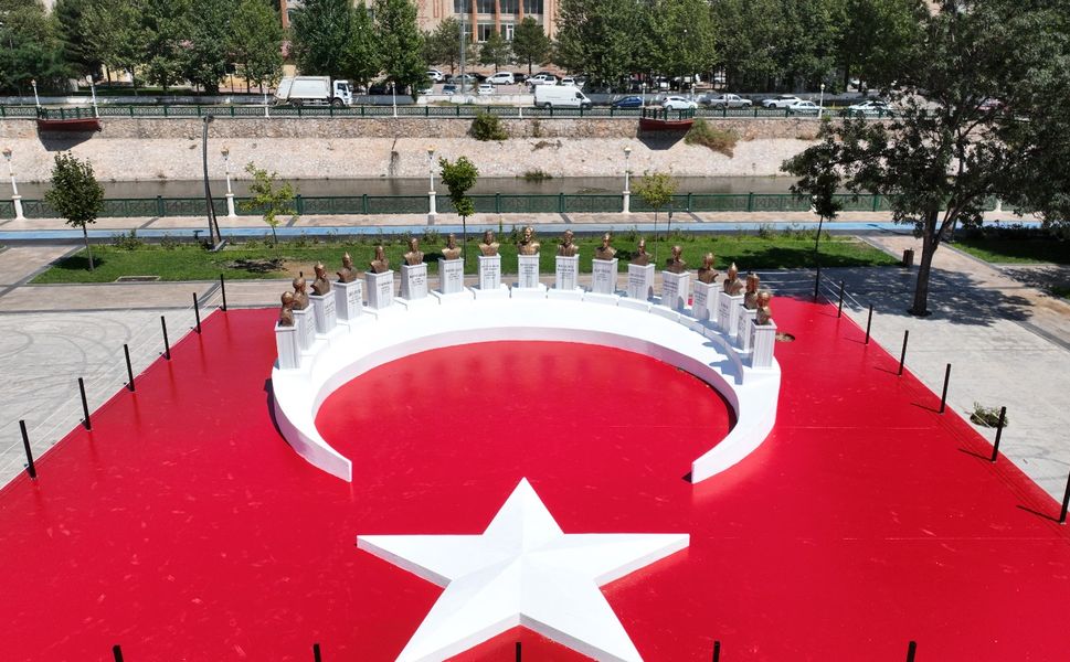 TOKAT BELEDİYESİ’NDEN YEŞİLIRMAK KENARINA TÜRK DEVLETLERİ VE TÜRK BÜYÜKLERİ ANITI