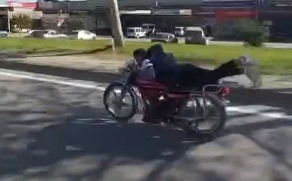 Erbaa’da Plakasız Motosiklet Sürücüsünün Hareketleri Vatandaşları Tedirgin Etti