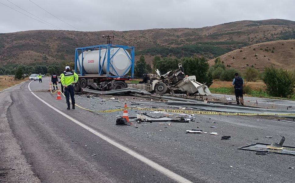 Çamlıbel Geçidi'nde Otobüs ile Tır Çarpıştı: 3'ü ağır 18 yaralı