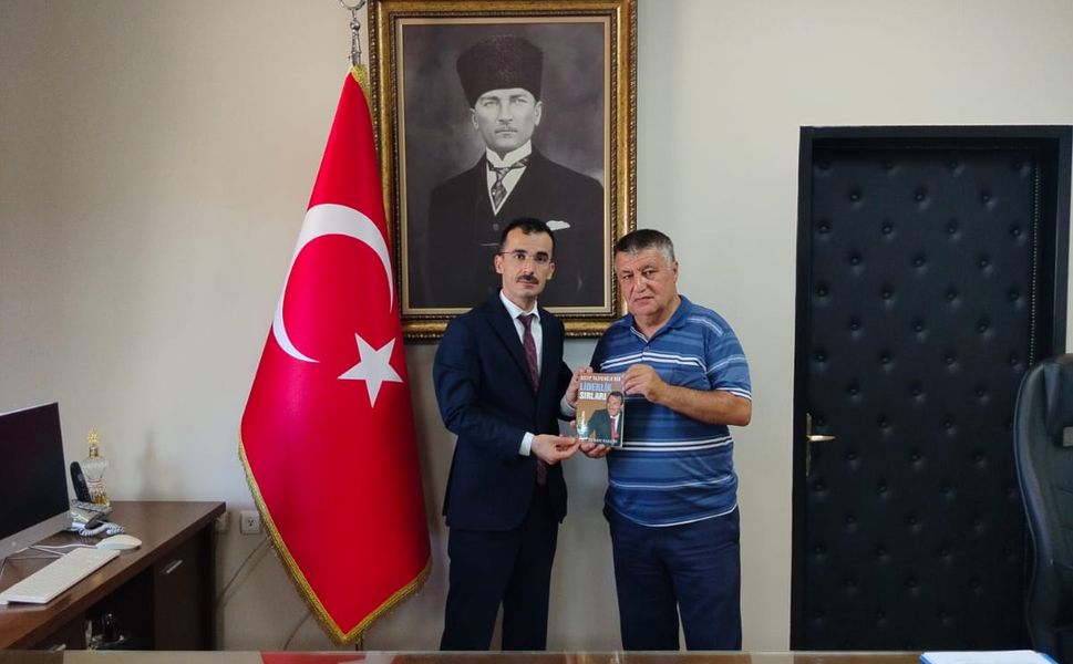Turan Yalçın, Kaymakam Ramazan Teke’ye ‘Recep Yazıcıoğlu’ Kitabını Hediye Etti
