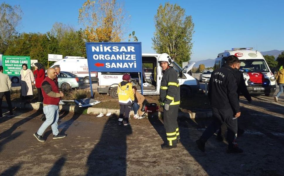 Tokat'ta iki işçi servisi çarpıştı: 10 yaralı