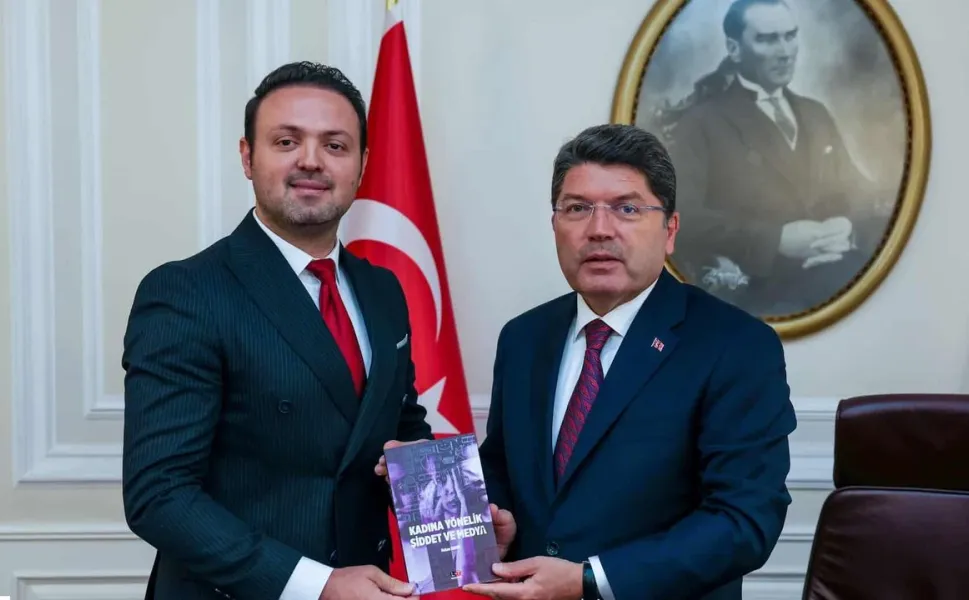 Hakan Erdem, “Kadına Yönelik Şiddet ve Medya” Kitabını Bakan Tunç’a Takdim Etti