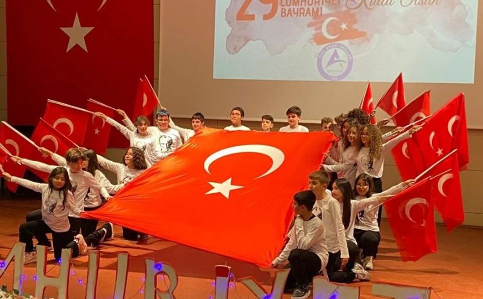 Özel Ayışığı Okulu Öğrencileri, Cumhuriyet Bayramı’nı Coşkuyla Kutladı