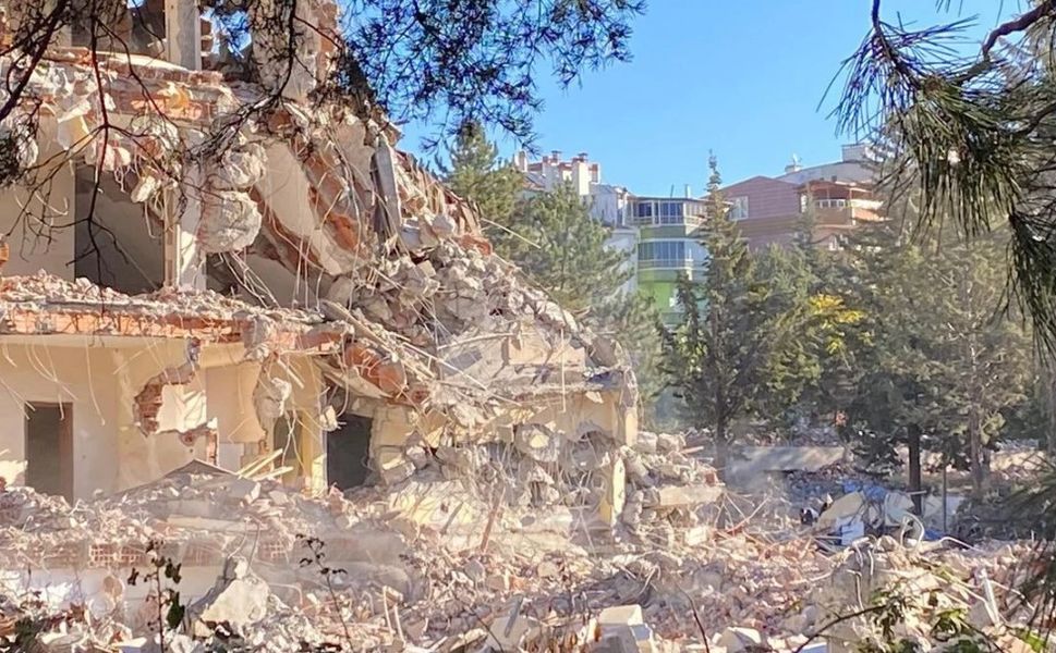 Tokat’ta Depreme Dayanıksız Okulda Yıkım Çalışmaları Sürüyor