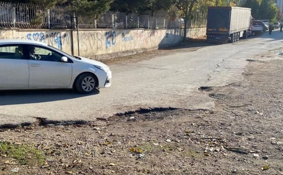 Tokat’ta çukurlu yol trafiği zorluyor