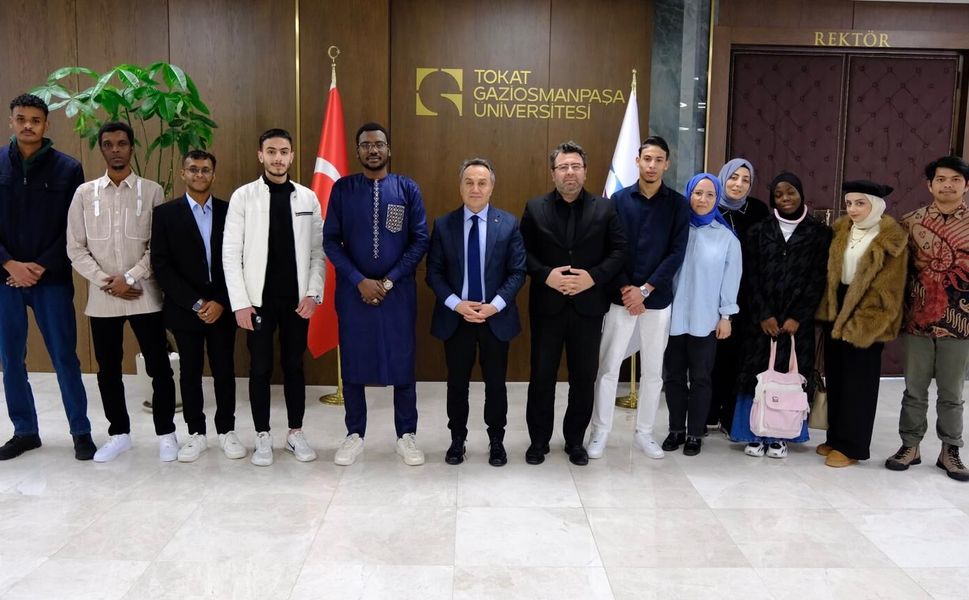 YTB Bursiyerleri Rektör Prof. Dr. Fatih Yılmaz’ı Ziyaret Etti