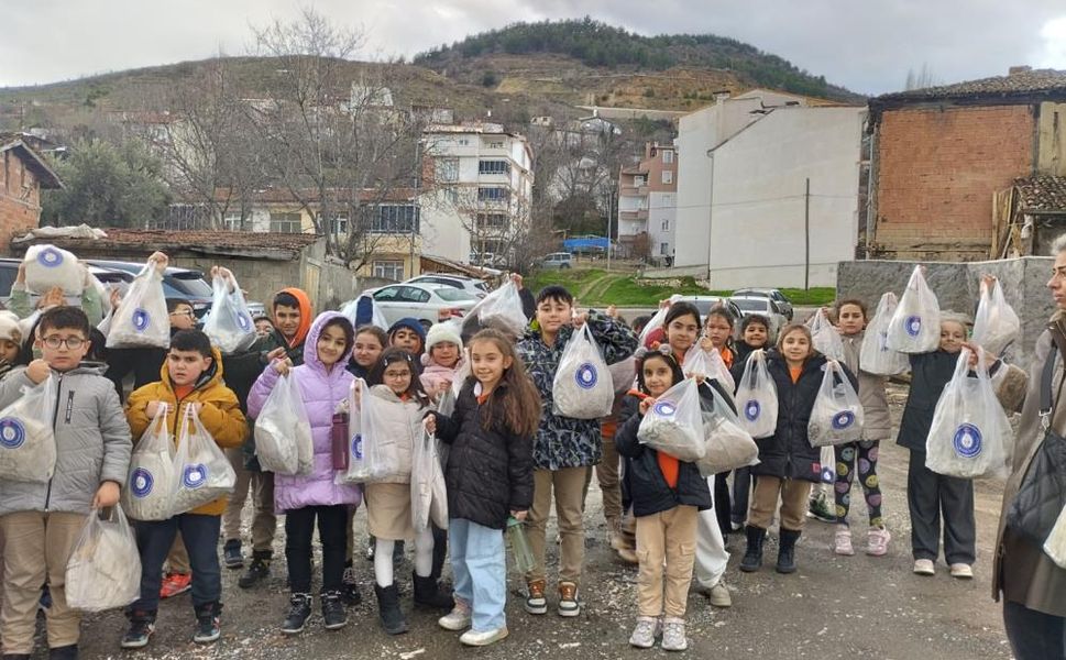 Harçlıklarını biriktirip yaşlıların gönüllerini ısıttılar