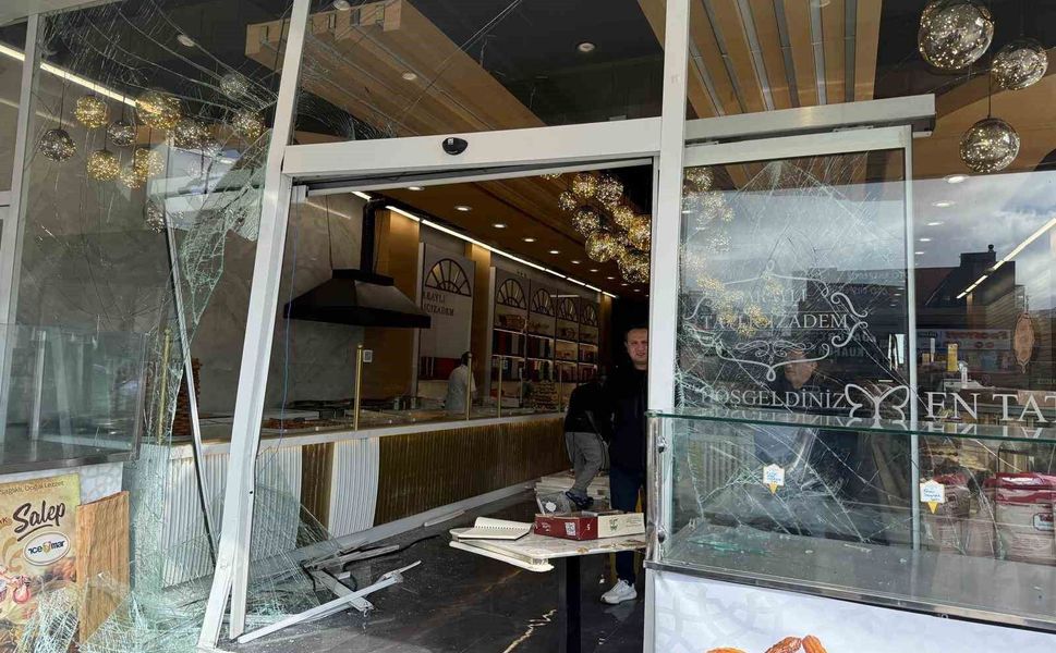 Ankara'da otomobilin dükkana girmesiyle ilgili konuşan çalışan o anları anlattı