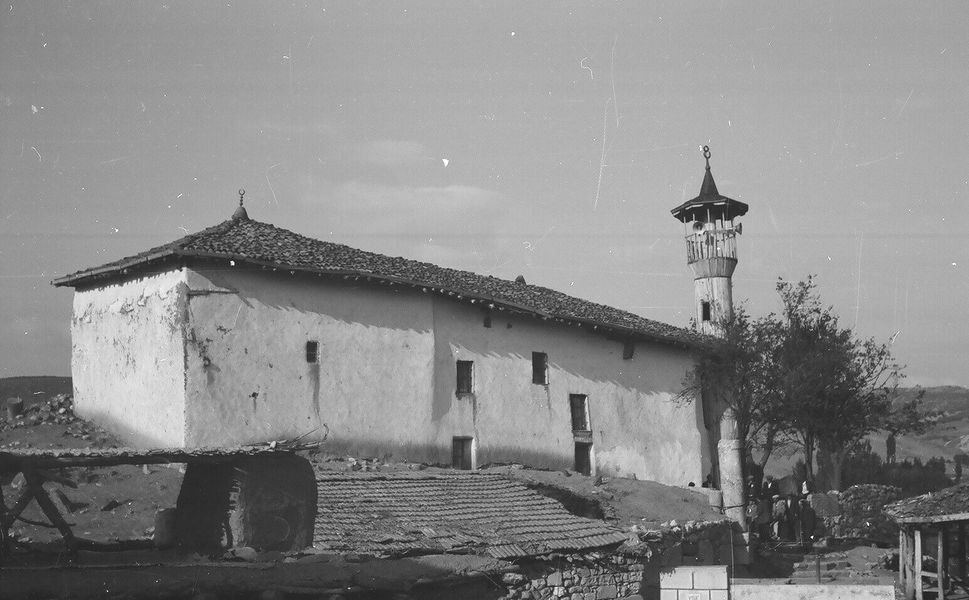 Depremin zarar verdiği 8 asırlık camide restorasyon çalışmaları başladı