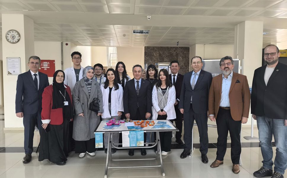 Rektör Yılmaz, Eğitim Fakültesi’nde Açılan Sigarayı Bırakma Standını Ziyaret Etti