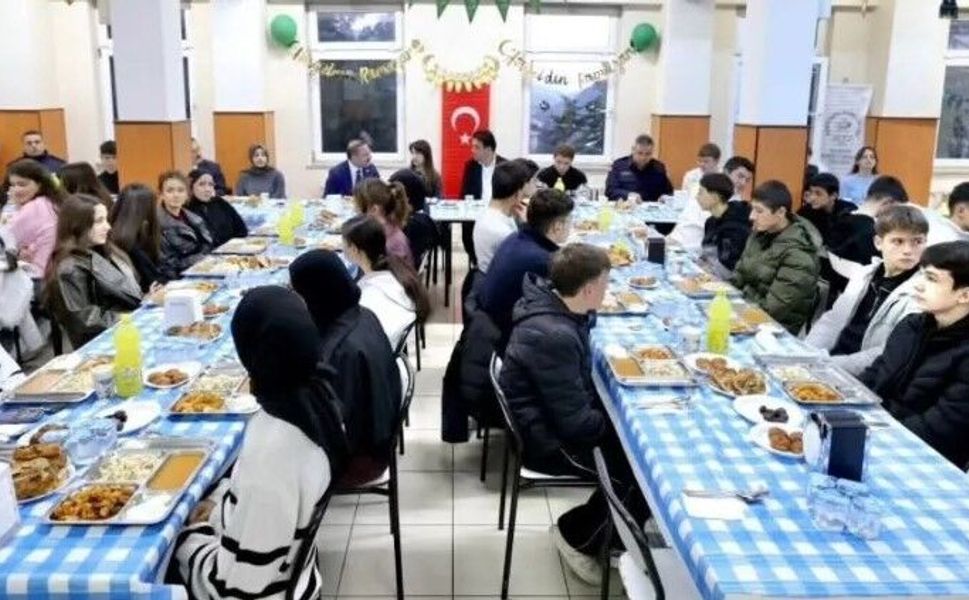 Vali Köklü, Lise Öğrencileriyle İftarda Bir Araya Geldi