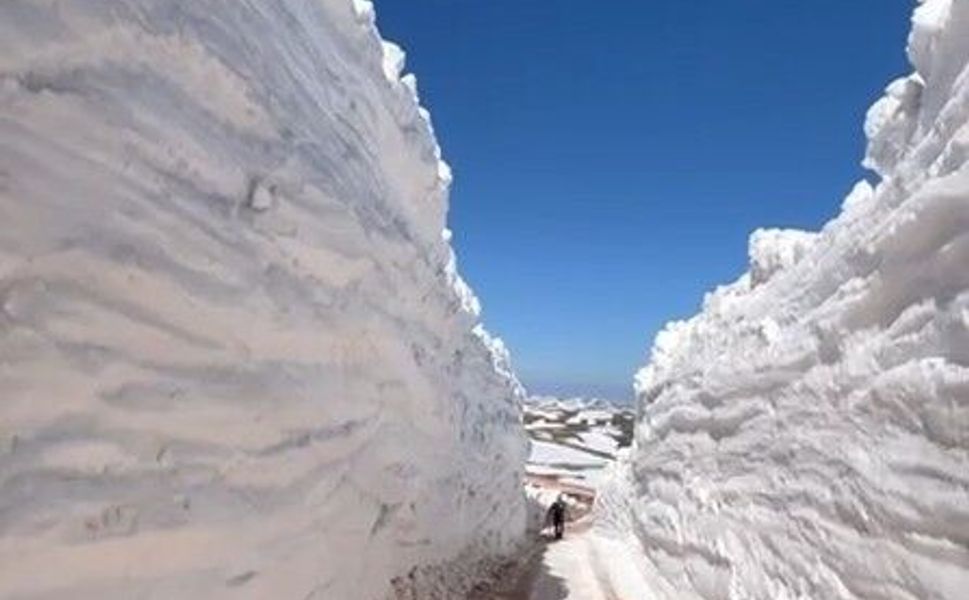 Tokat'ta kar duvarları yolu tünele çevirdi