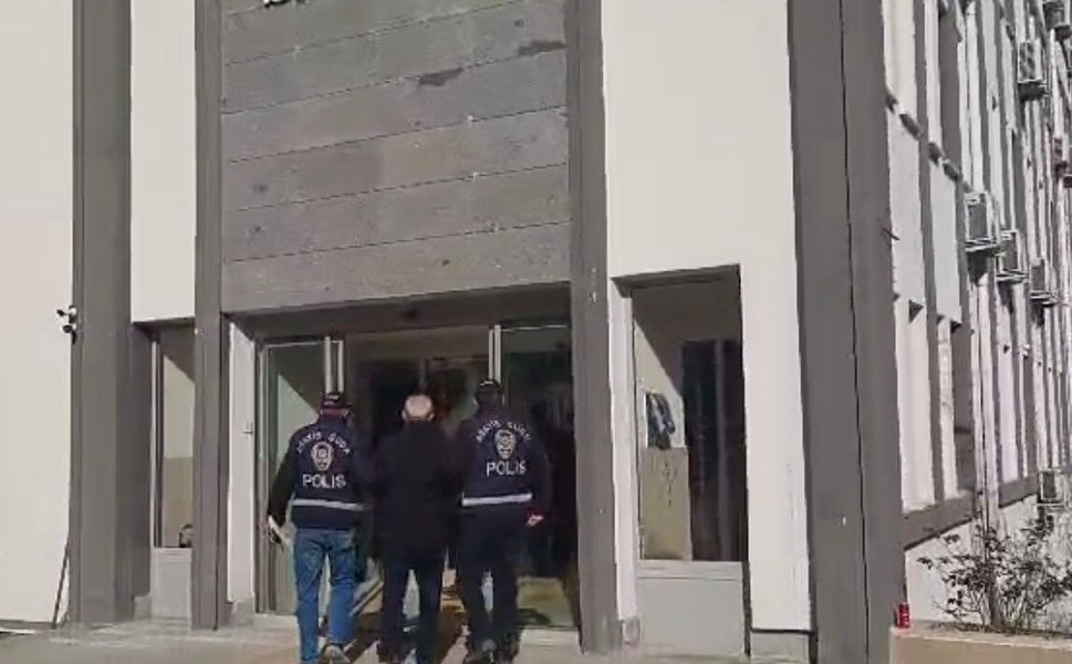 Hakkında kesinleşmiş 25 yıl hapis cezası bulunan dolandırıcı kaçmak üzereyken yakalandı