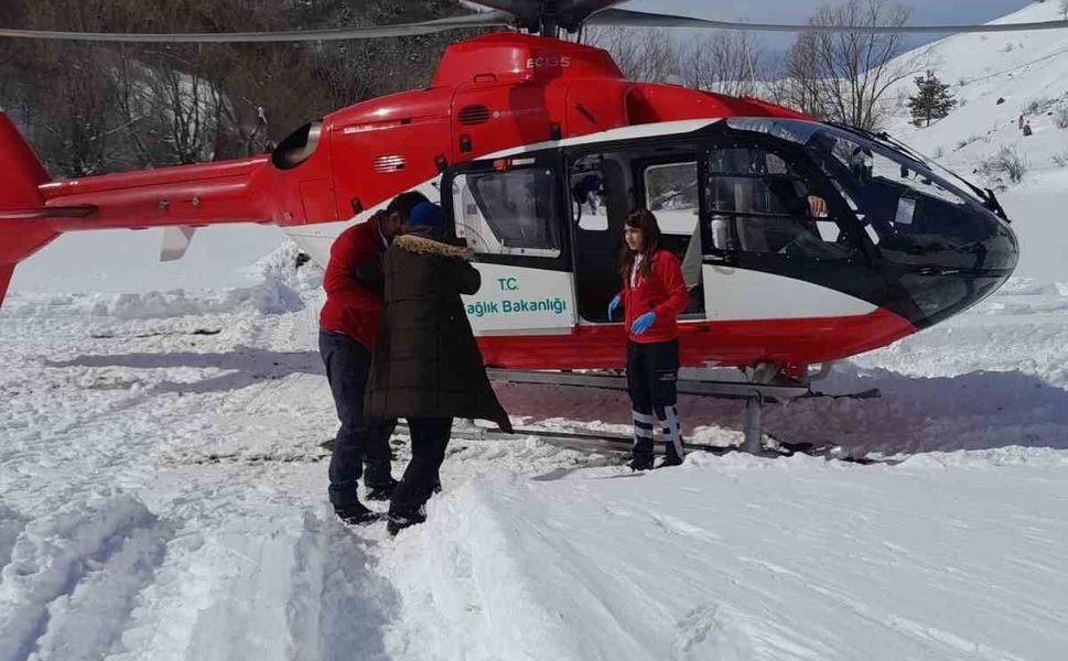 Kar engeli ambulans helikopterle aşıldı
