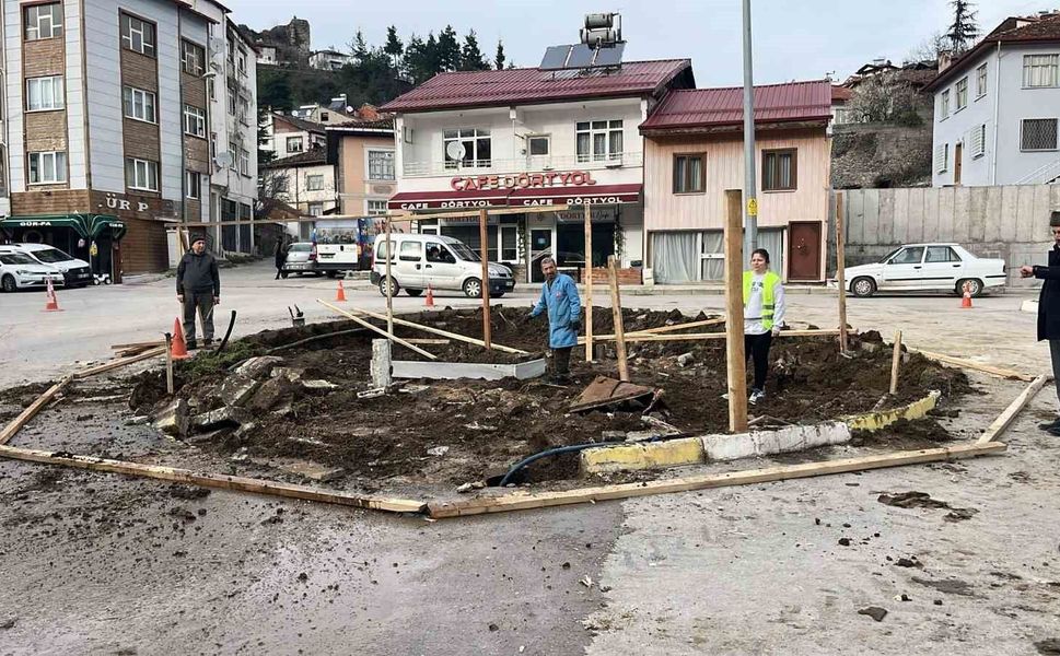 Kavşak ortasında kalan tarihi mezar için ihya çalışması başlatıldı