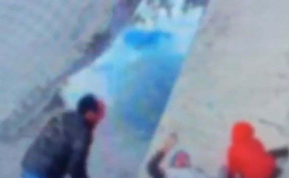 Kornaya bastı ama otomobile çarpmaktan kurtulamadı