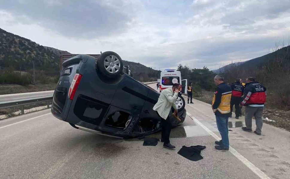 Ters dönen araçtan sağ kurtuldu