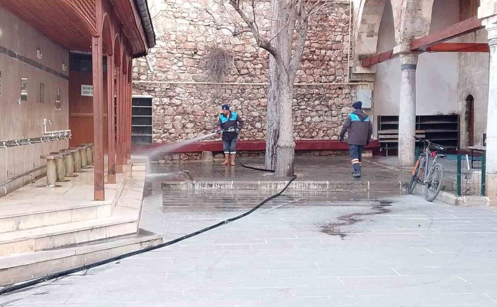 Tokat Belediyesi'nden bayram öncesi camilerde kapsamlı temizlik