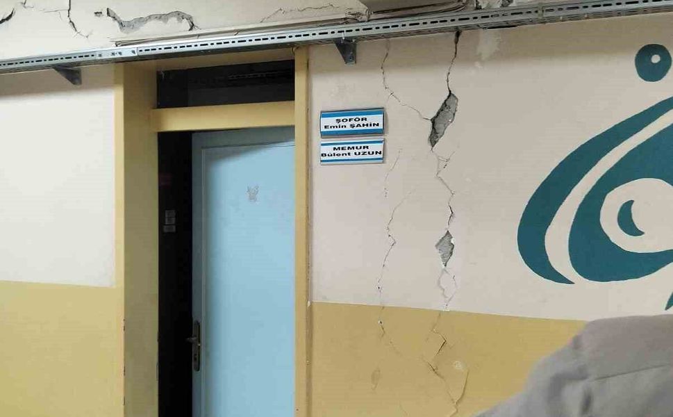 Tokat'ta 5,5 büyüklüğündeki deprem okul duvarlarını çatlattı