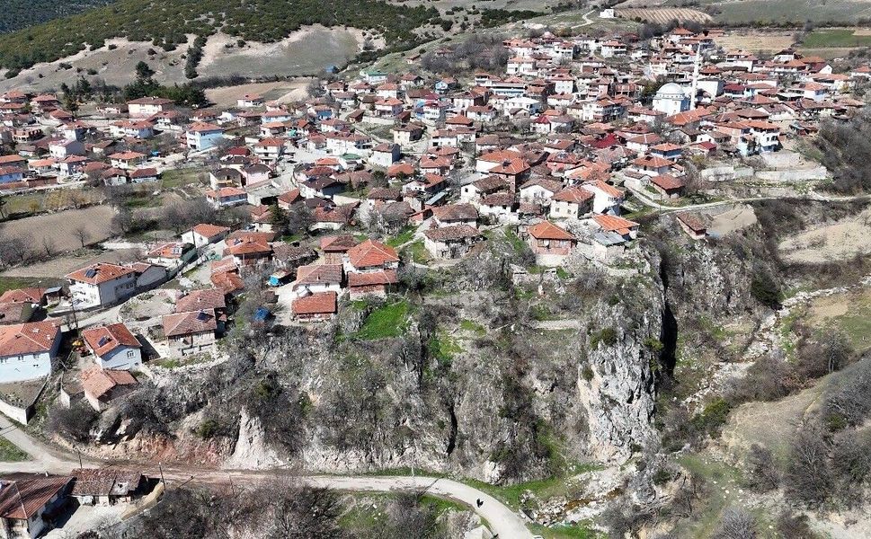 Tokat'ta 5,6 büyüklüğündeki depremin merkezi Pınarbeyli havadan görüntülendi