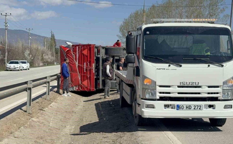 Tokat'ta gübre yüklü traktör devrildi