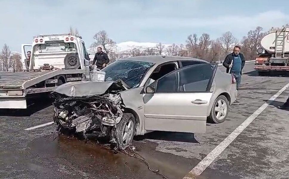 Tokat'ta iki otomobil kafa kafaya çarpıştı: 4 yaralı