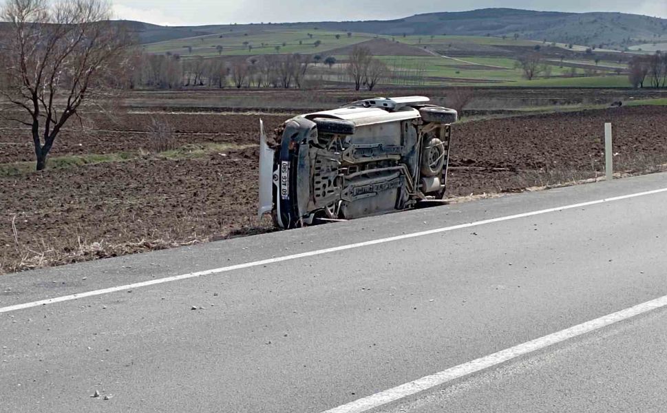 Tokat'ta kaza yapan otomobil devrildi: 3 yaralı