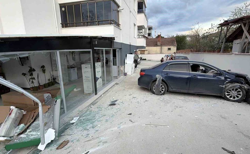 Tokat'ta otomobil markete girdi: 2 yaralı