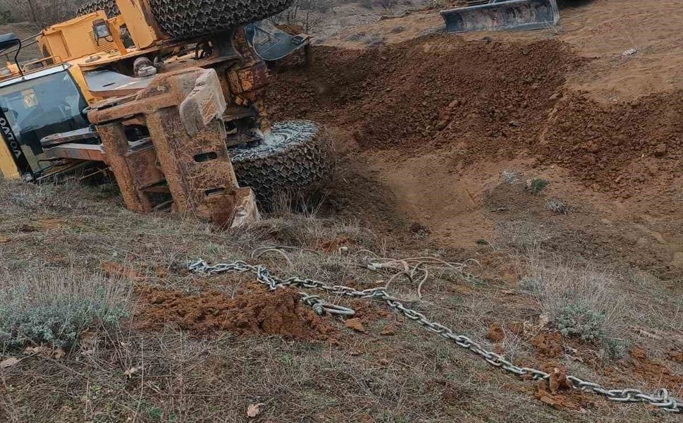 Tokat'ta uçuruma yuvarlanan traktörü kurtarmaya giden kepçe de devrildi