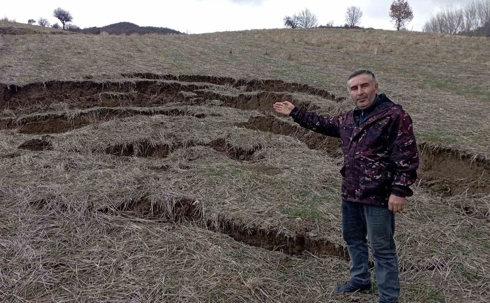 Tokat'ta yağış sonrası heyelan tarlayı kullanılamaz hale getirdi