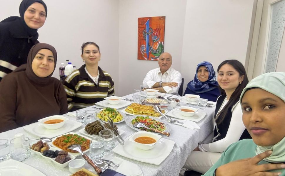 TOGÜ'lü Akademisyenler Öğrencilerini İftarda Evinde Ağırladı