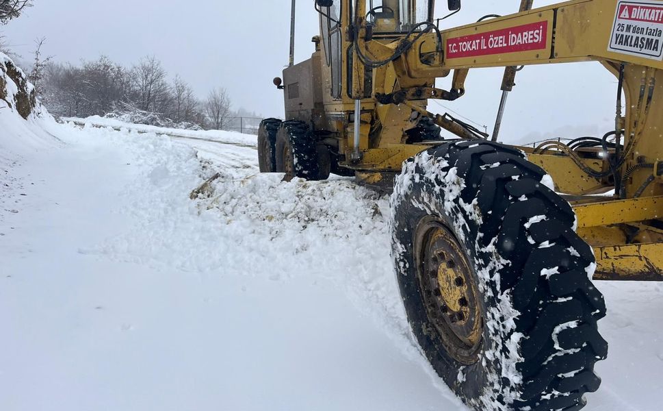 Tokat’ta Karla Mücadele Çalışmaları 7/24 Aralıksız Sürüyor