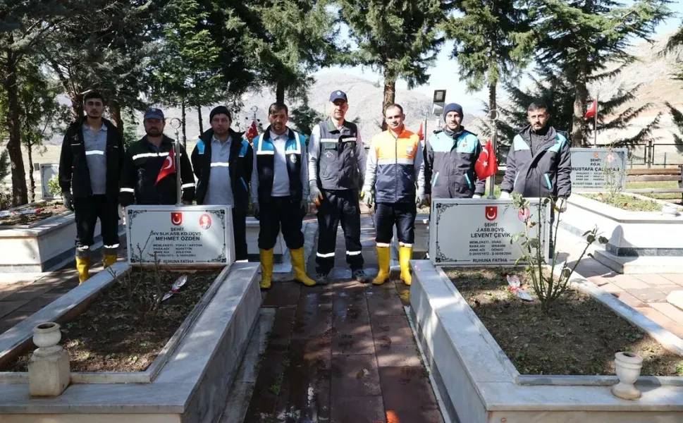 TOKAT BELEDİYESİ’NDEN BAYRAM ÖNCESİ MEZARLIKLARDA KAPSAMLI ÇALIŞMA