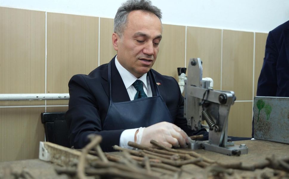 Rektör Prof. Dr. Fatih Yılmaz Üniversite Bünyesindeki Üretim ve Aşılama Ünitelerini İnceledi