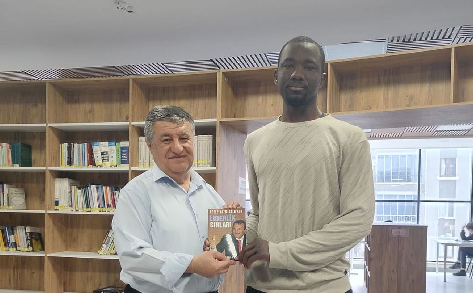 Yazar Turan Yalçın Fildişi Sahilli Öğrenciye Kitap Hediye Etti