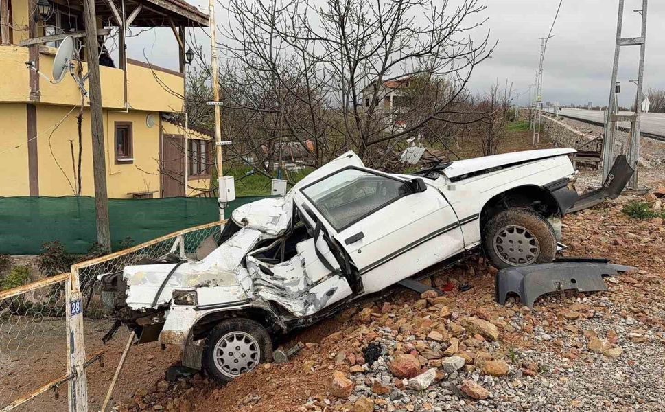 Elektrik direğine çarpan otomobil hurdaya döndü