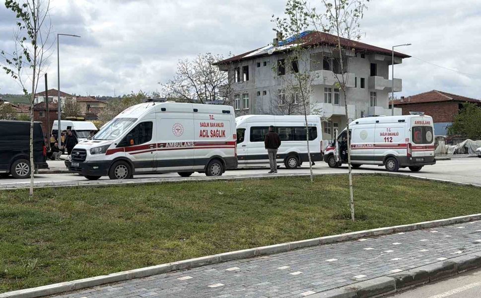 Erbaa'da öğrenci servisi ile otomobil çarpıştı: 10 öğrenci yaralandı